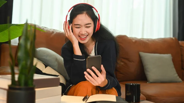 Χαρούμενη Ασιάτισσα Γυναίκα Που Φοράει Ασύρματα Ακουστικά Και Απολαμβάνει Βλέπει — Φωτογραφία Αρχείου