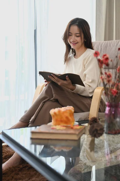 Relaxed Young Woman Reading Book Enjoy Stress Free Peaceful Mood — 图库照片