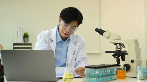 Professional Male Researcher Working Analysis Blue Liquid Test Tube Laboratory — Stockfoto