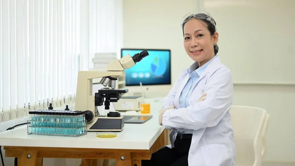 Shot Middle Aged Scientist Sitting Front Microscope Research Laboratory Smiling — Photo
