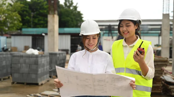 Asian Female Supervisor Architect Checking Plan Inspect Commercial Building Construction — Stockfoto