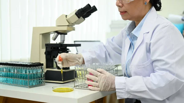 Professional Mature Female Researcher Analyzing Liquid Biochemicals Laboratory Medicine Science — Stockfoto