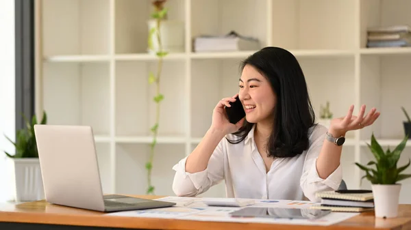 Female Financial Advisor Having Pleasant Conversation Negotiations Her Client Mobile — 스톡 사진