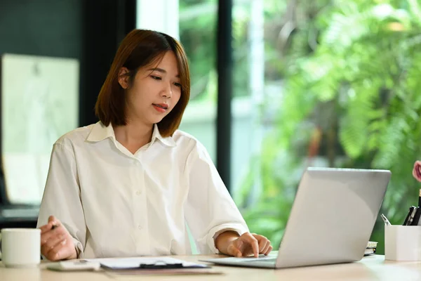 Asian Woman Manager Checking Financial Data Reading Online Information Her — Stock fotografie