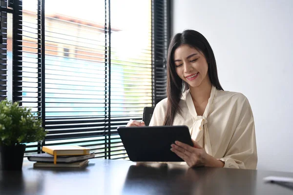 Satisfied Working Woman Sitting Contemporary Office Using Digital Tablet — Zdjęcie stockowe