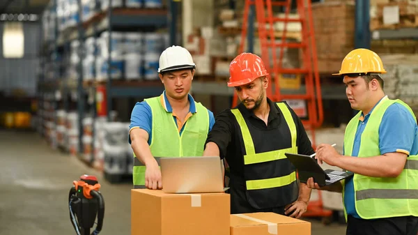 Warehouse Workers Manager Safety Helmet Working Storage Factory Distribution Center — Foto de Stock