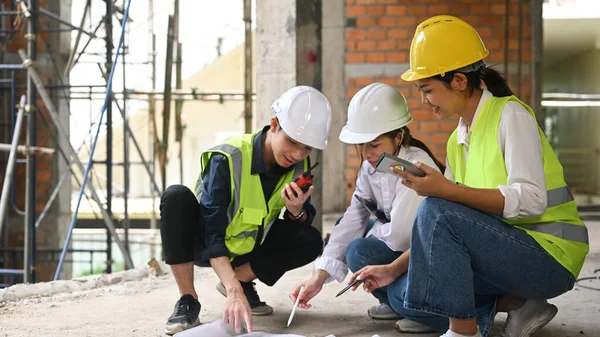 Civil Engineer Team Supervisor Sitting Construction Site Floor Discussing Plan — Stockfoto