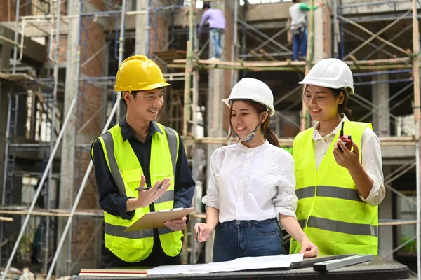 Team Specialists Inspecting Industrial Building Construction Site Civil Engineer Distribution — Stockfoto