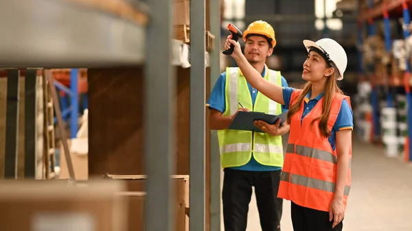 Warehouse Workers Safety Helmet Working Barcode Scanner Checking Quantity Storage — Stockfoto