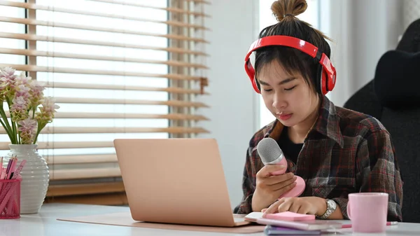 Όμορφη Νεαρή Γυναίκα Φοράει Ασύρματα Ακουστικά Χρησιμοποιώντας Μικρόφωνο Και Laptop — Φωτογραφία Αρχείου
