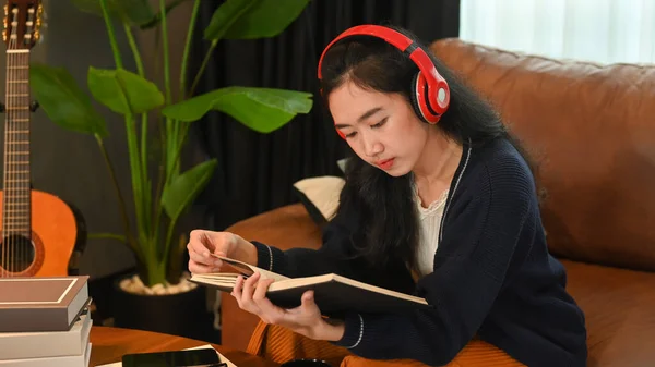 Beautiful Young Woman Listening Music Headphone Reading Book Spending Leisure — 스톡 사진