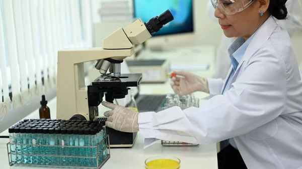 Professional Chemistry Science White Coat Examining Samples Liquid Laboratory Medicine — Stockfoto