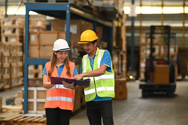 Managers Warehouse Worker Checking Inventory Warehouse Packed Boxes Shelves Background — Stock fotografie