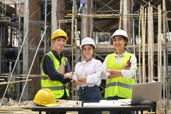 Civil Engineers Specialist Wearing Hardhats Reflective Jackets Standing Arms Crossed — Stockfoto
