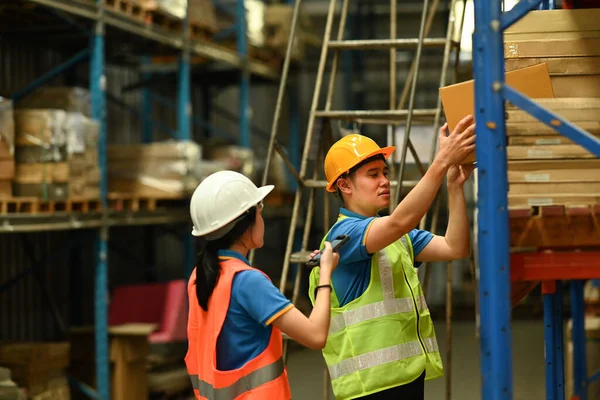 Shot Female Managers Male Worker Checking Inventory Quantity Storage Product — Stockfoto