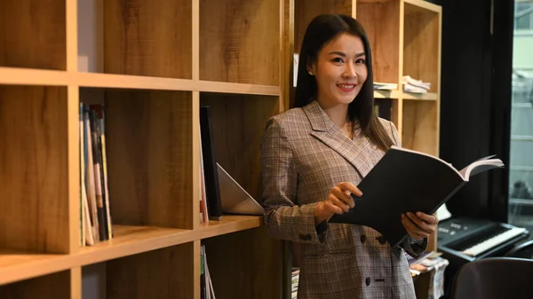 Beautiful Millennial Business Woman Standing Bookshelves Her Personal Office Smiling — ストック写真