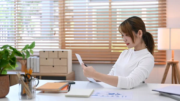 Young Woman Reading Document Using Laptop Computer Home Making Online — Fotografia de Stock
