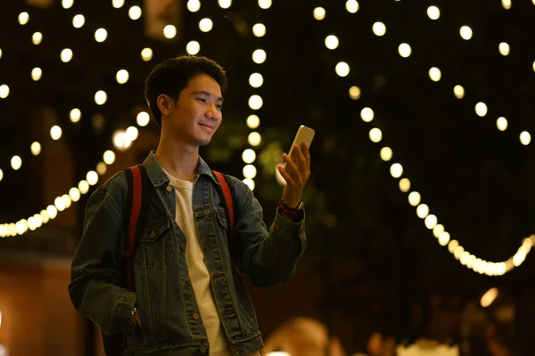 Χαμογελώντας Νεαρός Hipster Άνθρωπος Χρησιμοποιώντας Έξυπνο Τηλέφωνο Ενώ Περπάτημα Στους — Φωτογραφία Αρχείου