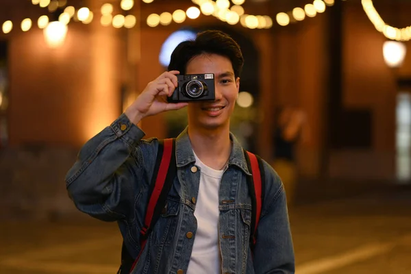 Happy Hipster Άνθρωπος Λήψη Φωτογραφιών Ρετρό Κάμερα Ενώ Στέκεται Στη — Φωτογραφία Αρχείου