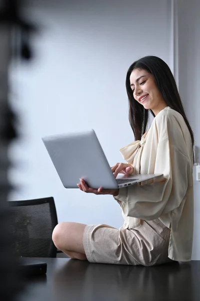 Satisfied Young Woman Sitting Office Desk Her Personal Office Using — Foto Stock