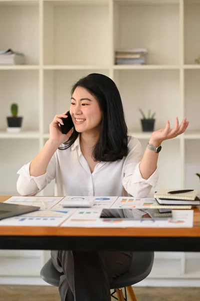Professional Female Financial Advisor Consulting Client Cellphone Using Laptop Computer — Fotografia de Stock