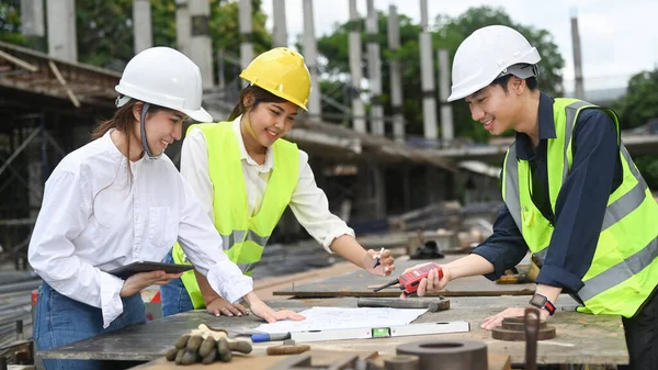 Engineer Architect Real Estate Investor Wearing Safety Helmets Examining Plans — 图库照片