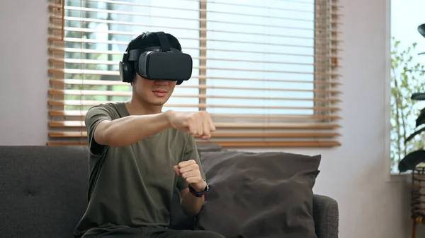 Ευτυχισμένος Άνθρωπος Φορώντας Ακουστικά Εικονικής Πραγματικότητας Παίζοντας Παιχνίδι Προσομοίωσης Πυγμαχίας — Φωτογραφία Αρχείου