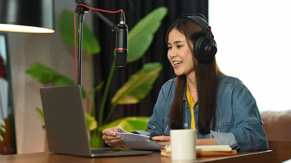 Woman Podcaster Headphone Using Laptop Talking Microphone While Streaming Her — 스톡 사진