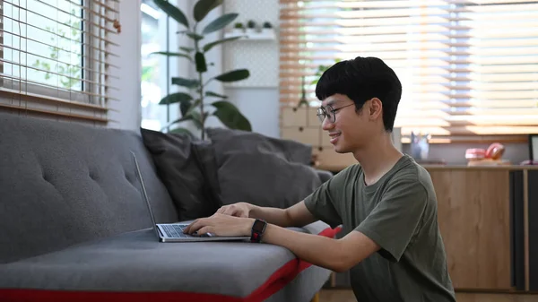 Smiling Man Casual Clothes Using Laptop Couch Comfortable Home — ストック写真