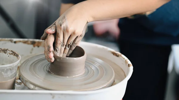 Close View Female Potter Sculpting Clay Dishes Pottery Wheel Creative — Stockfoto