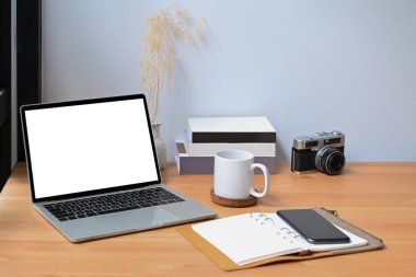 Bilgisayarı, akıllı telefonu, kitapları ve kahve fincanı olan rahat bir iş yeri..