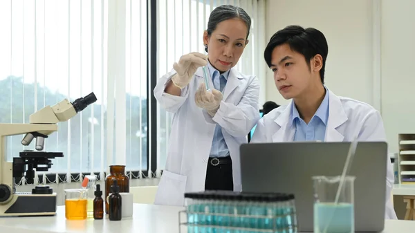 Young Man Senior Female Biotechnology Specialist Supervisor Conducting Experiment Laboratory — Zdjęcie stockowe