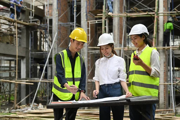 Group Civil Engineer Architects Planning Development Details Inspecting Industrial Building — Stockfoto
