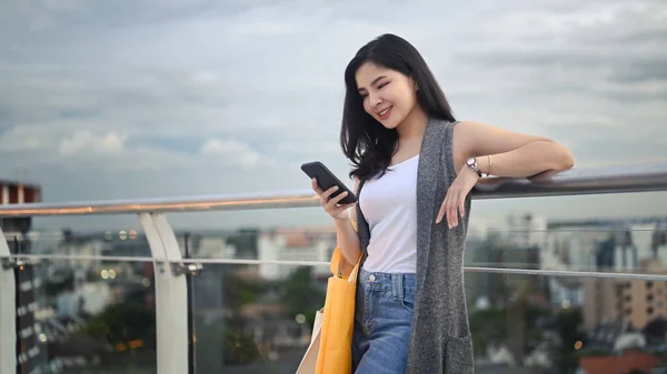Beautiful Asian Woman Using Smart Phone While Standing Terrace Background — Stok fotoğraf