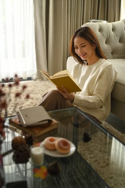 Happy Young Woman Wearing Warm Sweater Relaxing Cozy Living Rom — Foto Stock