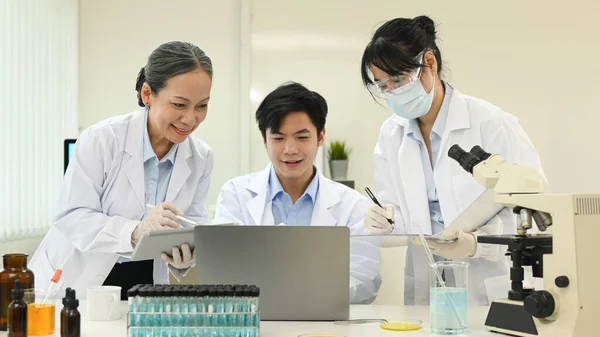 Team Scientists Analyzing Biochemicals Samples Discussing Test Result Medicine Microbiology — ストック写真