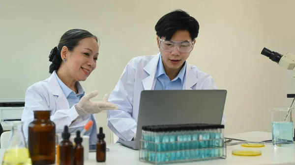 Mature Professor Young Scientist Analysis Sample Discussing Test Result Laptop — Foto de Stock