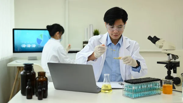 Young Male Researcher Preparing Analyzing Microscope Slides Conducting Research Investigations — Stockfoto