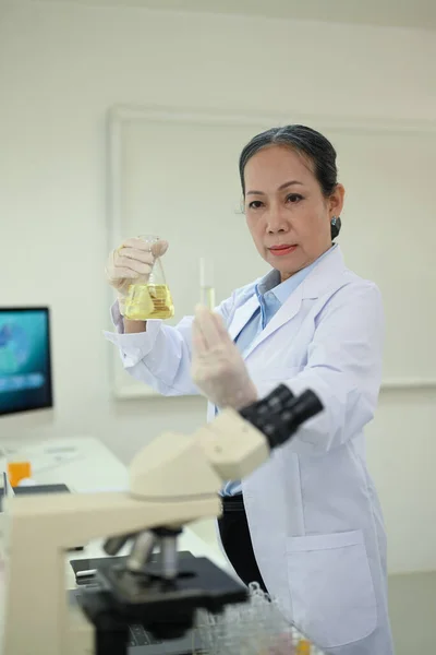 Professional Senior Female Researcher Preparing Analyzing Microscope Slides Conducting Research — Zdjęcie stockowe