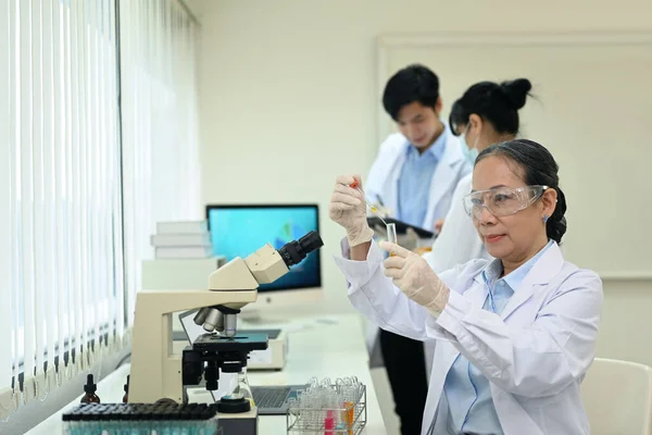 Senior Female Research Scientist Conducting Experiment Laboratory Medicine Microbiology Development — Stockfoto