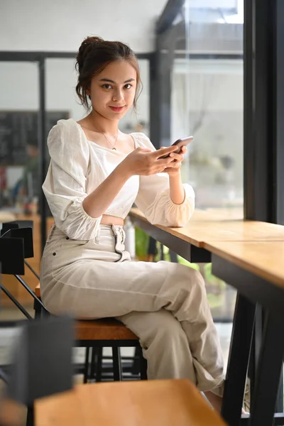 Beautiful Woman Checking Social Media Chatting Online Her Smart Phone — Fotografia de Stock