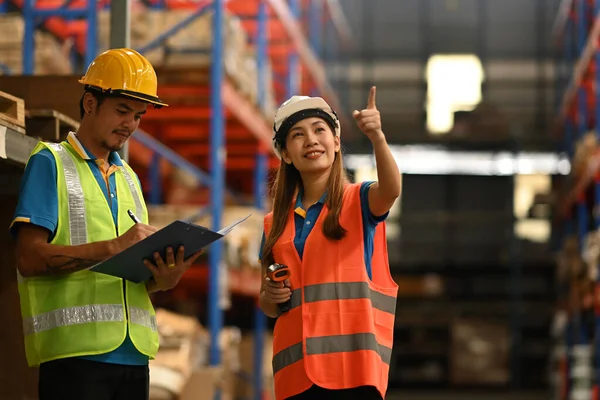 Warehouse Workers Hardhats Vests Inspecting Stock Tick Digital Tablet Large — Stock fotografie