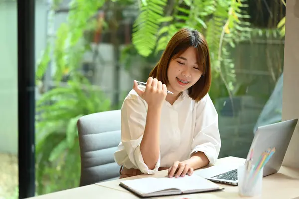 Smiling Young Woman Working Laptop Computer Bright Corporate Office — Stockfoto