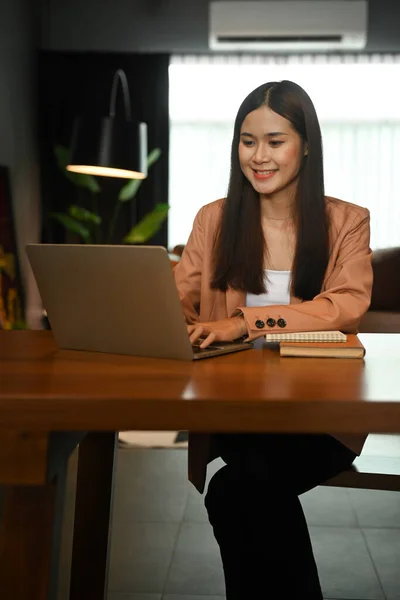美しい若いスタートアップビジネス女性は自宅のオフィスでラップトップでオンラインで作業 — ストック写真