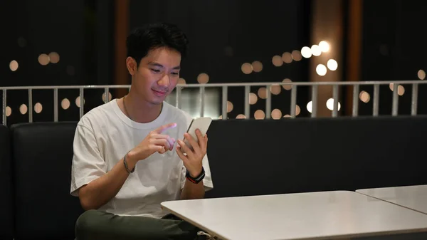 Giovane Hipster Uomo Utilizzando Smart Phone Mentre Seduto Terrazza Con — Foto Stock