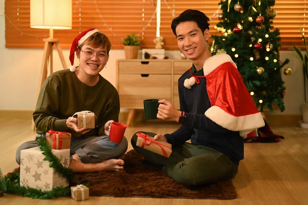 Young Men Celebrating Christmas New Year Together Cozy Home Holidays — Fotografia de Stock