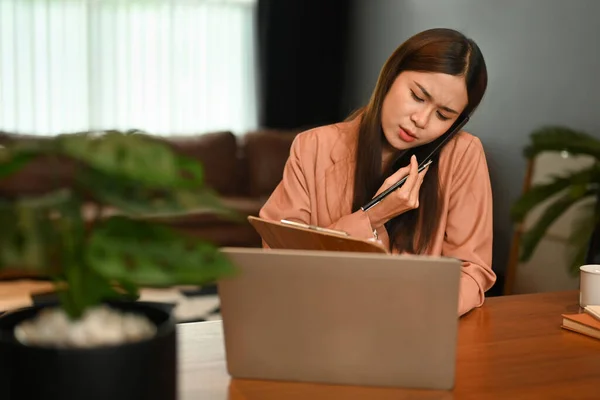 Busy Young Businesswoman Talking Mobile Phone Working Laptpop Her Office — Φωτογραφία Αρχείου