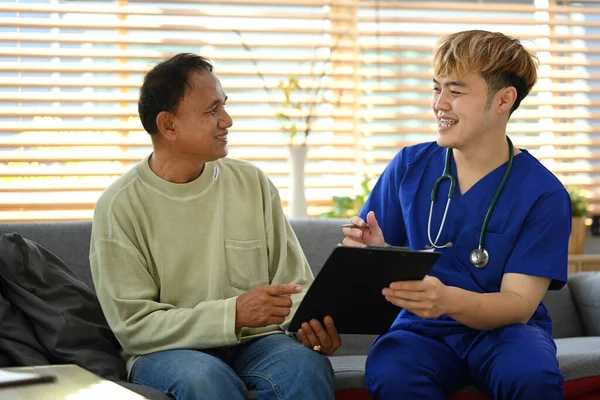 Friendliy Doctor Giving Advice Explaining Medical Test Results Senior Patient — Fotografia de Stock