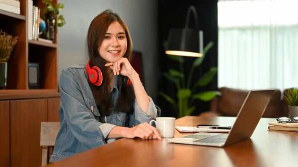 Pretty Young Woman Using Laptop Contemporary Home Office — 스톡 사진