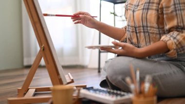 Rahat evinde suluboya resim yapan mutlu ypung kadını. Sanat, yaratıcı hobi ve eğlence etkinliği konsepti.